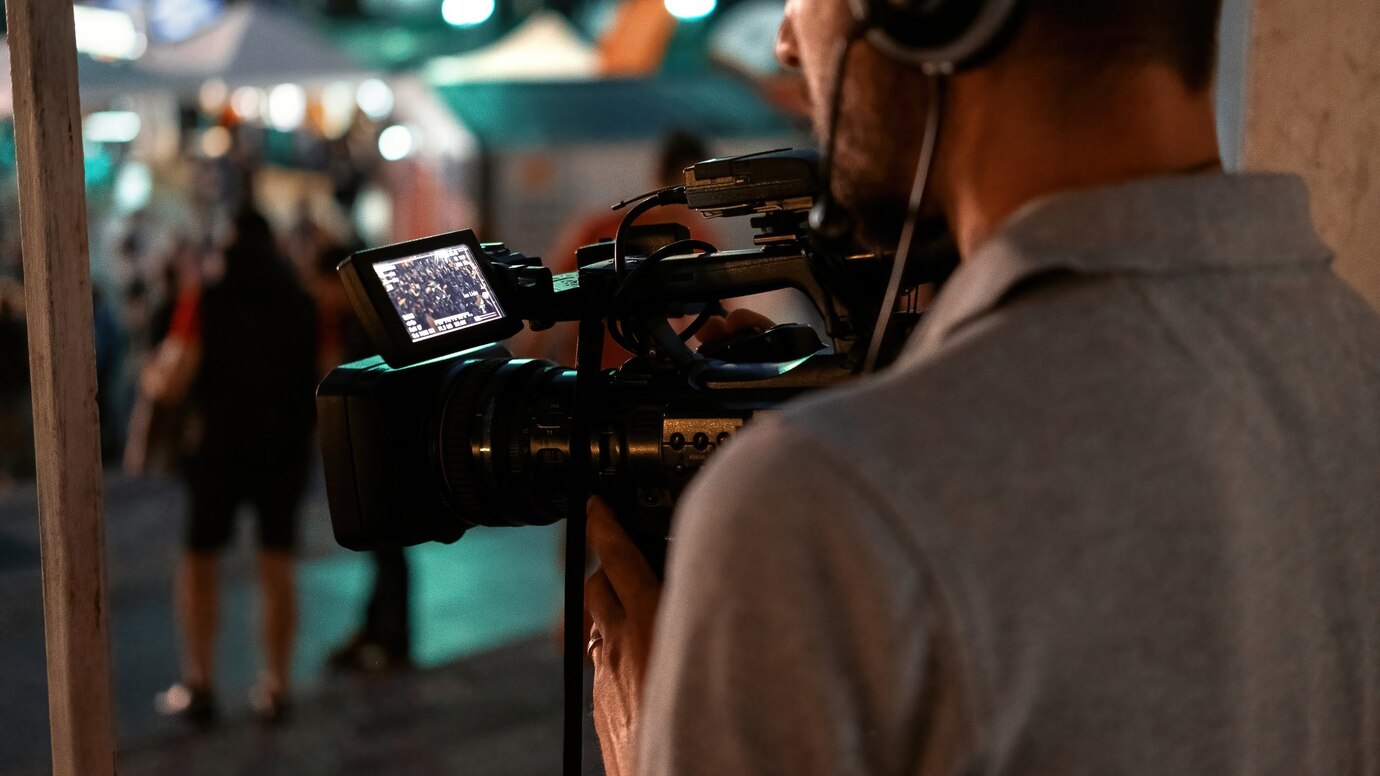 camarografo profesional grabando gente viendo futbol lugar publico noche 1268 18138